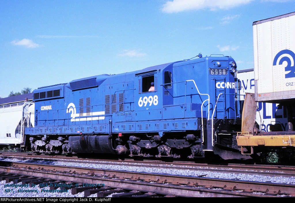 CR, Conrail 6998 one of only two SD7s on the roster, working at Allentown, Pennsylvania. October 6, 1979